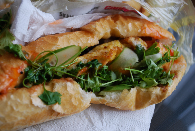 160411-0939-Hanoi-Nikko Hotel-街の店から買ってきたサンド