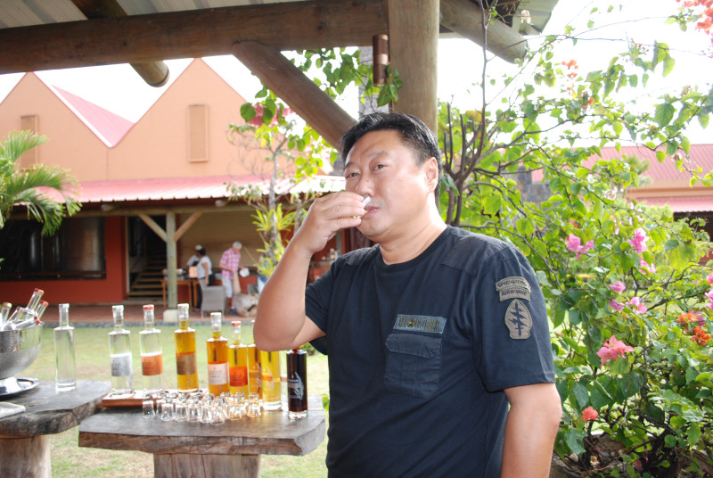 161007-1554-%e3%83%a2%e3%83%bc%e3%83%aa%e3%82%b7%e3%83%a3%e3%82%b9-%e3%82%b7%e3%83%a3%e3%83%9e%e3%83%ac%e3%83%ab%e3%83%bb%e3%83%a9%e3%83%a0%e9%85%92%e5%b7%a5%e5%a0%b4%ef%bc%88la-rhumerie-de-chamarel