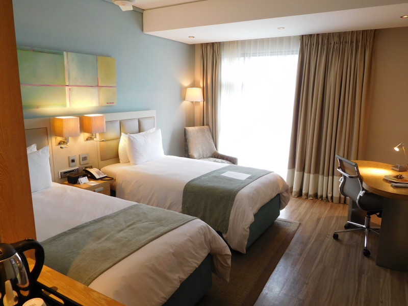 161011-1536-%e3%83%a2%e3%83%bc%e3%83%aa%e3%82%b7%e3%83%a3%e3%82%b9-holiday-inn-airport